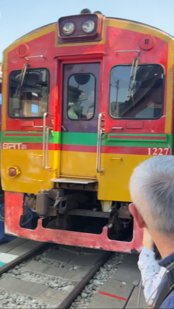 メークロン市場を通過する電車が目の前に来た時の写真