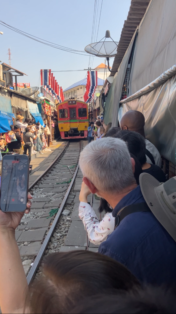 メークロン市場を通過する電車の様子